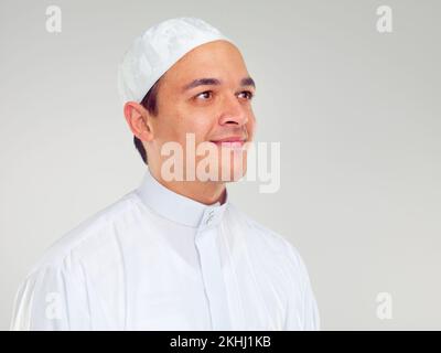 La tradition est importante pour moi. Studio portrait d'un jeune arabe. Banque D'Images