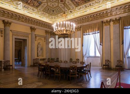 Racconigi, Italie (20th novembre 2022) - la salle à manger principale à l'intérieur du château de Racconigi qui appartenait à la famille royale italienne de Savoie Banque D'Images