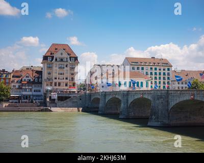 BÂLE, SUISSE, 7 JUILLET 2022 : pont Wetsteinbrucke sur le Rhin et bâtiments historiques de la ville. Promenade à travers la vieille ville bien préservée en Europe. Banque D'Images