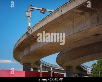 BÂLE, SUISSE, 7 JUILLET 2022 : rues de la nouvelle ville de Bâle, transports publics urbains, journée ensoleillée d'été dans la ville. vue de fond du pont autobahn Banque D'Images