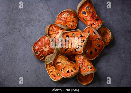 Tranches de bael séchées sur fond sombre, Bael pour le jus de bael - thé sec aux fruits de bael pour la santé - Aegle marmelos Banque D'Images