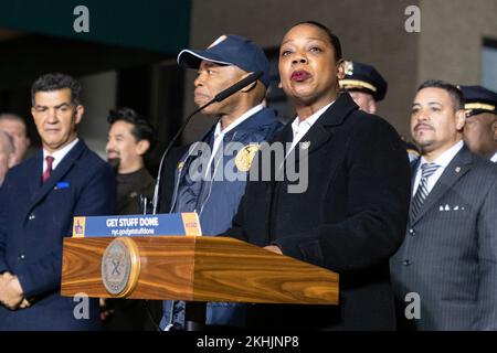 New York, New York, États-Unis. 23rd novembre 2022. Le commissaire de police Keechant Sewell parle lors de l'annonce du maire Eric Adams concernant la sécurité avec le PDG de Macy Jeff Gennette pour le défilé du jour de Thanksgiving sur 77th rue (Credit image: © Lev Radin/Pacific Press via ZUMA Press Wire) Banque D'Images