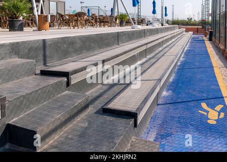 Coin salon pour les spectateurs avec terrasse composite à côté du court de tennis Banque D'Images