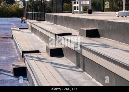 Coin salon pour les spectateurs avec terrasse composite à côté du court de tennis Banque D'Images