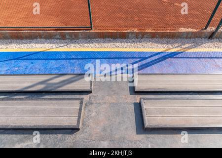 Coin salon pour les spectateurs avec terrasse composite à côté du court de tennis Banque D'Images