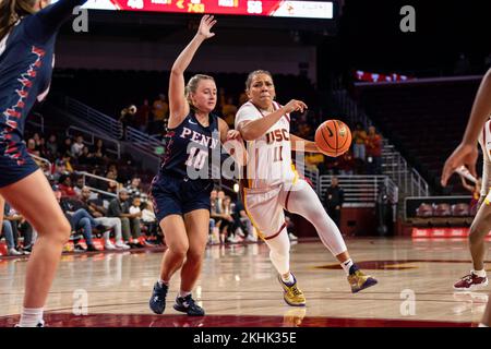 Les chevaux de Troie USC protègent Destiny Littleton (11) contre le garde des Quakers de Pennsylvanie Mandy McGurk (10) lors d'un match de basket-ball féminin NCAA, mercredi, Banque D'Images