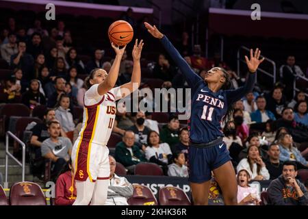 USC Trojans garde Destiny Littleton (11) tire contre la garde des Quakers de Pennsylvanie Simone Sawyer (11) lors d'un match de basket-ball féminin de la NCAA, mercredi Banque D'Images