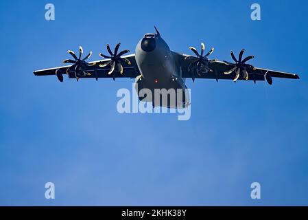 Un Airbus A400M de l'armée de l'air allemande vole bas au-dessus du paysage, montrant sa capacité de transport massive, sa force et sa polyvalence comme un milit moderne Banque D'Images
