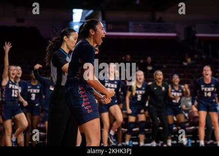 La garde des Quakers de Pennsylvanie Kayla Padilla (45) célèbre lors d'un match de basket-ball féminin de la NCAA contre les chevaux de Troie de l'USC, mercredi, 23 novembre 2022, Banque D'Images