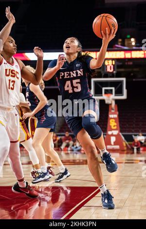 Pennsylvania Quakers Guard Kayla Padilla (45) scores contre les chevaux de Troie USC Guard Rayah Marshall (13) lors d'un match de basket-ball féminin NCAA, mercredi, N Banque D'Images