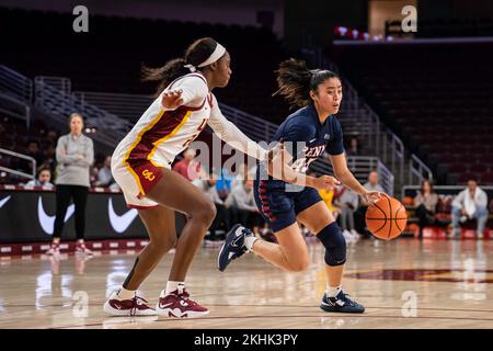 Le garde des Quakers de Pennsylvanie Kayla Padilla (45) est gardé par le garde des chevaux de Troie de l'USC Okako Adika (24) lors d'un match de basket-ball féminin de la NCAA, mercredi, Novem Banque D'Images