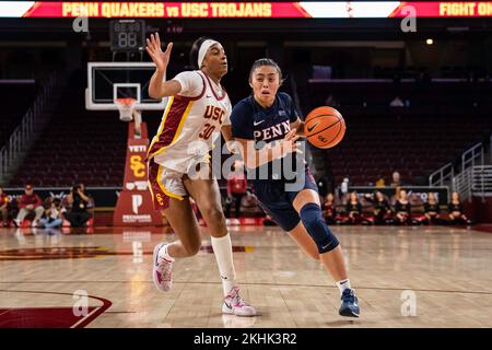 Les Quakers de Pennsylvanie gardent Kayla Padilla (45) contre les chevaux de Troie USC font avancer Kadi Sissoko (30) lors d'un match de basket-ball féminin NCAA, mercredi, N Banque D'Images