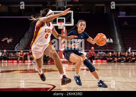 Les Quakers de Pennsylvanie gardent Kayla Padilla (45) contre les chevaux de Troie de l'USC en avant Koi Love (0) lors d'un match de basket-ball féminin de la NCAA, mercredi, Novemb Banque D'Images