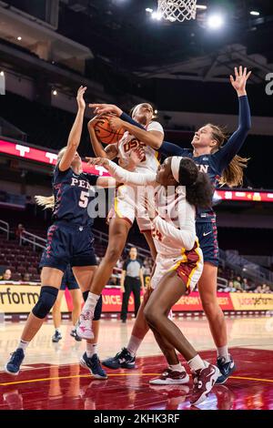 USC Trojans avance Kadi Sissoko (30) batailles pour possession lors d'un match de basket-ball féminin NCAA contre les Quakers de Pennsylvanie, mercredi, novembre Banque D'Images
