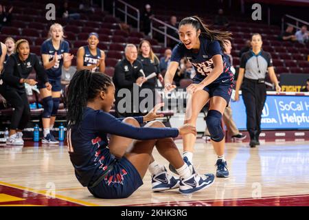 Le garde des Quakers de Pennsylvanie Kayla Padilla (45) célèbre avec le garde Simone Sawyer (11) lors d'un match de basket-ball féminin NCAA contre les chevaux de Troie USC, Banque D'Images