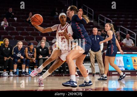 USC Trojans forward Kadi Sissoko (30) se lance contre Pennsylvania Quakers forward Floor Toonders (14) lors d'un match de basket-ball féminin NCAA, mercredi Banque D'Images