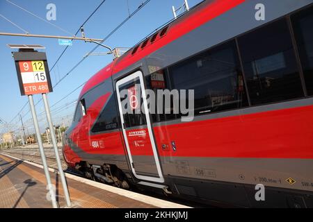 Trains italiens AnsaldoBreda V250 / ETR700 train à grande vitesse Frecciarosso attendant à la gare de Foggia. Banque D'Images