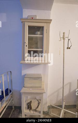 Une armoire de médecine et d'autres fournitures dans la récréation d'un hôpital, un service médical au travail, un camp de travail, un goulag. Au Musée des victimes de P Banque D'Images