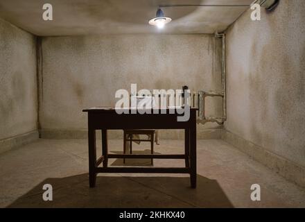 Récréation d'un bureau et d'une chaise en bois, préparation à l'interogation d'un prisonnier, confession, torture au travail, camp de travail, goulag. Au Musée du VI Banque D'Images