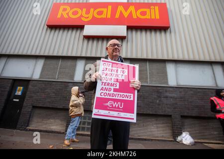 Londres, Angleterre, Royaume-Uni. 24th novembre 2022. Le secrétaire général du Syndicat des travailleurs de la communication (UCF), DAVE WARD, est vu à la ligne de piquetage à l'extérieur du bureau de livraison de Camden. (Credit image: © Tayfun Salci/ZUMA Press Wire) Credit: ZUMA Press, Inc./Alay Live News Banque D'Images