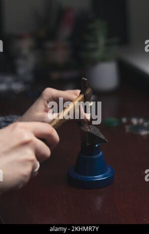 Gros plan de la fabrication de bijoux en fil métallique concept photo Banque D'Images
