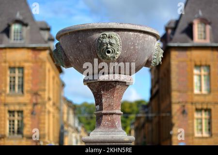 Gros plan sur les détails de la fontaine située place Ducale dans Charleville Mézières, Ardennes, Grand est, France Banque D'Images