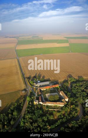 France. Seine-et-Marne (77) vue aérienne de la vallée du Loing. Ferme typique du plateau de Gatinais près du village de Larchant Banque D'Images