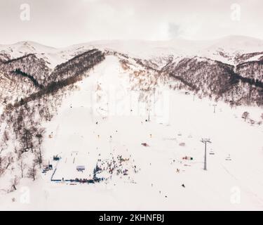 Bakuriani, Géorgie - 5th mars: 'FIS Freestyle ski World competition '. Personnes et préparation à la station de ski de Bakuriani Banque D'Images