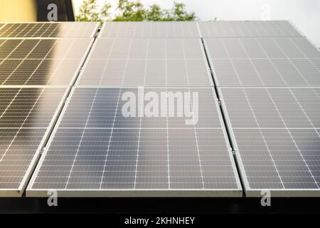 Nouvelle maison écologique avec panneaux solaires alternative à l'énergie conventionnelle. La batterie est chargée à partir d'une cellule solaire annonce énergie verte vie durable énergie renouvelable alternative Banque D'Images