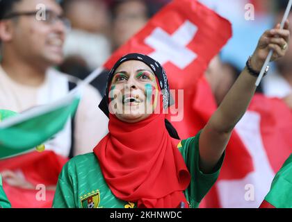 Al Wakrah, Qatar. 24th novembre 2022 ; stade Al Janoub, Al Wakrah, Qatar ; coupe du monde de football de la FIFA, Suisse contre Cameroun ; fan de team Colors du Cameroun crédit : action plus Sports Images/Alamy Live News Banque D'Images