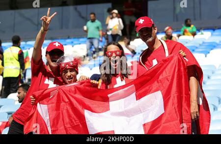 Doha, Katar. 24th novembre 2022. Al Wakra, Qatar. 24 novembre 2022, Al Wakra, Qatar. Doha, Katar. 24th novembre 2022. Firo : 24.11.2022, football, football, coupe DU MONDE de la FIFA 2022 QATAR, coupe du monde 2022 Qatar, coupe du monde 2022 Qatar, étape de groupe, Groupe G, jeu 13, SUI, Suisse - Cameroun fans Suisse crédit: dpa/Alay Live News crédit: dpa Picture Alliance/Alay Live News crédit: dpa/Alay Live News Banque D'Images