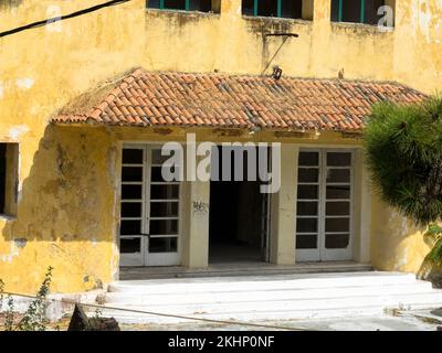 Place perdue à Eleousa. Village sur l'île grecque de Rhodes. Villa jaune abandonnée. Rhodes, Grèce. Banque D'Images