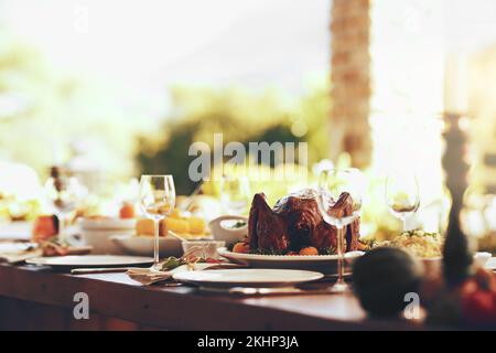 Nourriture, table et célébration traditionnelle sur un patio sans personne pour Thanksgiving, fête et un lieu de rassemblement amusant pour la famille à la maison. Turquie Banque D'Images