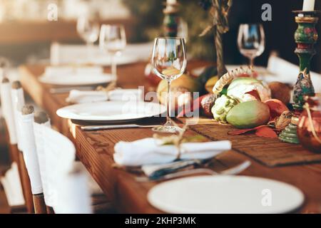 Thanksgiving, noël et décoration de table pour le déjeuner, la fête et la fête avec des verres, assiette ou zoom dans la maison. Table de dîner, lunettes de vin ou vacances Banque D'Images