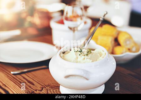 Repas, fête et déjeuner pour Thanksgiving, vacances et nutrition à une table de salle à manger. Dîner, fête et repas pour Noël, fête Banque D'Images