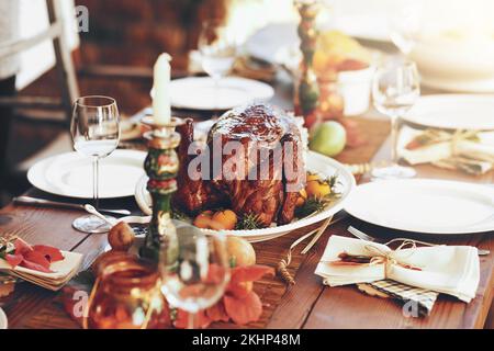 Thanksgiving, dinde et nourriture avec un repas rôti sur une table de dîner pour un événement de célébration ou de tradition. Noël, poulet et déjeuner avec un sain Banque D'Images