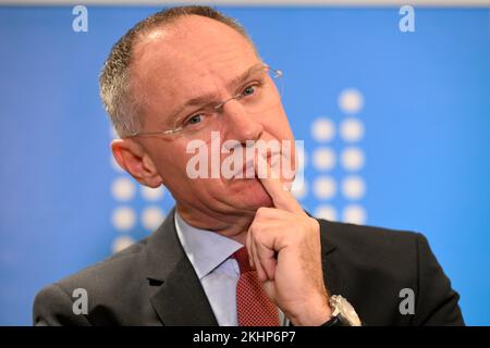 Prague, République tchèque. 24th novembre 2022. Le ministre autrichien de l'intérieur, Gerhard Karner, lors de la conférence de presse après la réunion des ministres de l'intérieur tchèques, autrichiens, slovaques et hongrois sur la situation des migrations à Prague, République tchèque, 24 novembre 2022. Crédit : Katerina Sulova/CTK photo/Alamy Live News Banque D'Images