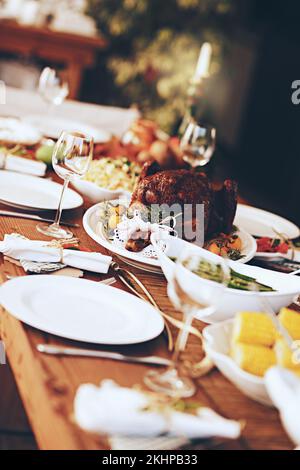 Nourriture, vin et poulet rôti pour noël ou fête de Thanksgiving avec des légumes sains pour le déjeuner ou le dîner. Table avec vaisselle Banque D'Images