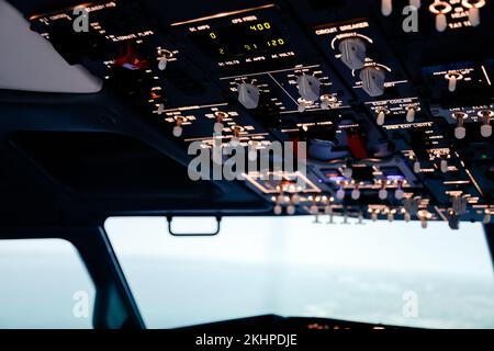 Tableau de bord de cockpit d'avion pour contrôler le décollage et l'atterrissage de l'avion Banque D'Images