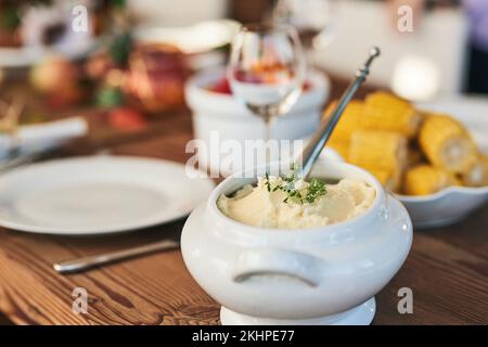 Écrasez la pomme de terre, la nourriture et le déjeuner pour Noël sur une table de salle à manger pour la célébration, la nutrition et la santé. Saine alimentation, dîner et déjeuner pour Banque D'Images