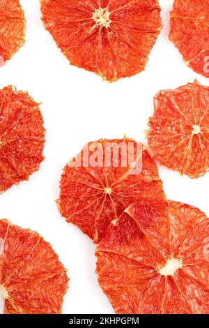 pamplemousse et orange séchés en tranches sur fond blanc. Fond d'épicerie de tranches d'agrumes séchées. Banque D'Images