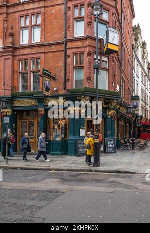 Les gens passent à côté du Salisbury, un pub victorien classé Grade II sur St Martin's Lane, Covent Garden, Londres, Angleterre, Royaume-Uni Banque D'Images