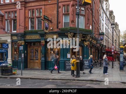 Les gens passent à côté du Salisbury, un pub victorien classé Grade II sur St Martin's Lane, Covent Garden, Londres, Angleterre, Royaume-Uni Banque D'Images