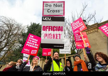 Birmingham, Royaume-Uni. 24th novembre 2022. Le personnel de l'Université de Birmingham se joint à 70 000 autres membres de l'Union universitaire et collégiale (UCU) dans une sortie nationale sur la rémunération, les conditions et les pensions. « Notre boeuf est à l'université et pas nécessairement au gouvernement. L'université de Birmingham a beaucoup d'argent mais ne veut pas combler l'écart de rémunération entre le personnel le plus bas et le personnel le plus haut rémunéré. » un porte-parole a commenté. La grève pourrait avoir un impact sur 2,5m 000 étudiants à l'échelle nationale. Crédit : Peter Lophan/Alay Live News Banque D'Images