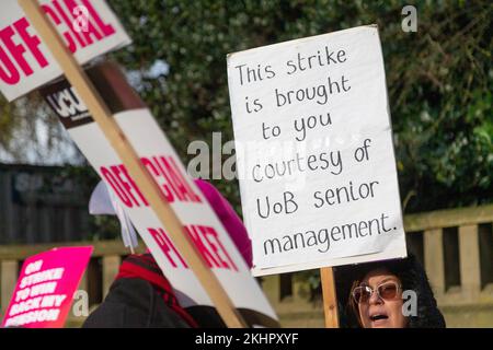 Birmingham, Royaume-Uni. 24th novembre 2022. Le personnel de l'Université de Birmingham se joint à 70 000 autres membres de l'Union universitaire et collégiale (UCU) dans une sortie nationale sur la rémunération, les conditions et les pensions. « Notre boeuf est à l'université et pas nécessairement au gouvernement. L'université de Birmingham a beaucoup d'argent mais ne veut pas combler l'écart de rémunération entre le personnel le plus bas et le personnel le plus haut rémunéré. » un porte-parole a commenté. La grève pourrait avoir un impact sur 2,5m 000 étudiants à l'échelle nationale. Crédit : Peter Lophan/Alay Live News Banque D'Images