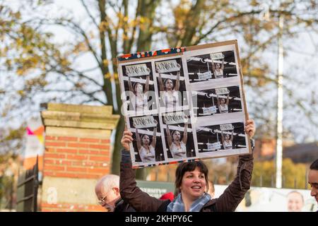 Birmingham, Royaume-Uni. 24th novembre 2022. Le personnel de l'Université de Birmingham se joint à 70 000 autres membres de l'Union universitaire et collégiale (UCU) dans une sortie nationale sur la rémunération, les conditions et les pensions. « Notre boeuf est à l'université et pas nécessairement au gouvernement. L'université de Birmingham a beaucoup d'argent mais ne veut pas combler l'écart de rémunération entre le personnel le plus bas et le personnel le plus haut rémunéré. » un porte-parole a commenté. La grève pourrait avoir un impact sur 2,5m 000 étudiants à l'échelle nationale. Crédit : Peter Lophan/Alay Live News Banque D'Images