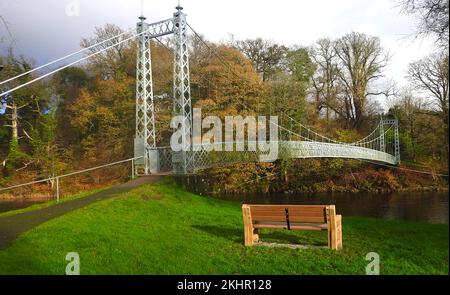 Vue de 2022 sur le pont suspendu de Penkiln, Minnigaff (Dumfries et Galloway, Écosse) également connu sous le nom de pont suspendu King George V, Newton Stewart D et G. Minnigaff. Construit en 1911 par D H et F Reid, Victoria Works, Ayr, ingénieurs. Une portée légère de poutre de treillis soutenue par des câbles de corde de fil par des bretelles de tige de fer. Les pylônes sont également de construction en treillis. La rivière forme la frontière entre les paroisses de Minnigaff et Penninghame. Il a été érigé le 22/6/1911 et est construit en fonte et en fer forgé. Principales réparations structurelles 1982 par Craich et Hogg, ingénieurs ; entrepreneurs W & J Barr Banque D'Images