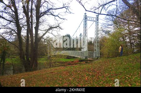 Vue de 2022 sur le pont suspendu de Penkiln, Minnigaff (Dumfries et Galloway, Écosse) également connu sous le nom de pont suspendu King George V, Newton Stewart D et G. Minnigaff. Construit en 1911 par D H et F Reid, Victoria Works, Ayr, ingénieurs. Une portée légère de poutre de treillis soutenue par des câbles de corde de fil par des bretelles de tige de fer. Les pylônes sont également de construction en treillis. La rivière forme la frontière entre les paroisses de Minnigaff et Penninghame. Il a été érigé le 22/6/1911 et est construit en fonte et en fer forgé. Principales réparations structurelles 1982 par Craich et Hogg, ingénieurs ; entrepreneurs W & J Barr Banque D'Images