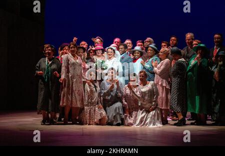 Poser pour George et Mary Hatch photo de mariage de Bailey - centre, l-r : Jennifer France (Mary Hatch Bailey), Frederick Ballentine (George Bailey), Segomotso Shupinyaneng (Helen Bailey), Gweneth Ann Rand (Mother Bailey) dans la nouvelle production de L’opéra national anglais, c’Est Une MERVEILLEUSE ouverture AU London Coliseum, le vendredi 25th novembre 2022. Musique: Jake Heggie libretto: Gene Scheer chef d'orchestre: Nicole Paiement set design: Giles Cadle costumes: Gabrielle Dalton éclairage: Andreas Fuchs chorégraphe et réalisateur: Aletta Collins Banque D'Images