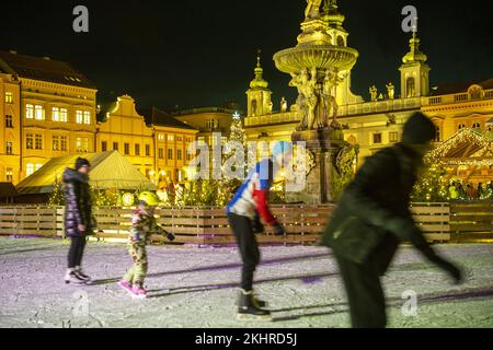 Ceske Budejovice, République tchèque. 01st décembre 2021. Les gens apprécient le patinage sur glace à la patinoire pendant le marché de l'Avent (Noël) à Premysl Otakar II Place à Ceske Budejovice, République Tchèque, 23 novembre 2022. Banque D'Images